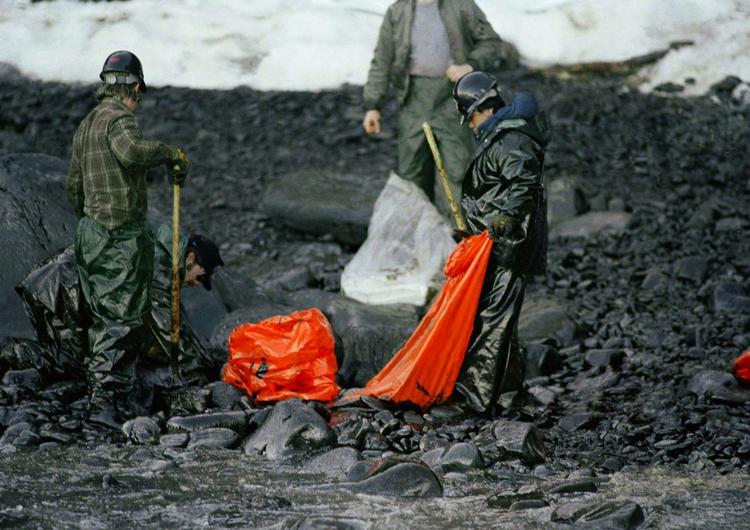 Oprydning efter olieforureningen fra supertankeren Exxon Valdez, der i 1989 grundstødte i Prince William Sound og lækkede ca. 40.000 t råolie. 