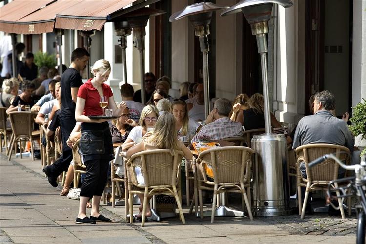 Café Apropos på Halmtorvet er et af de gode steder at få varmen udenfor. 