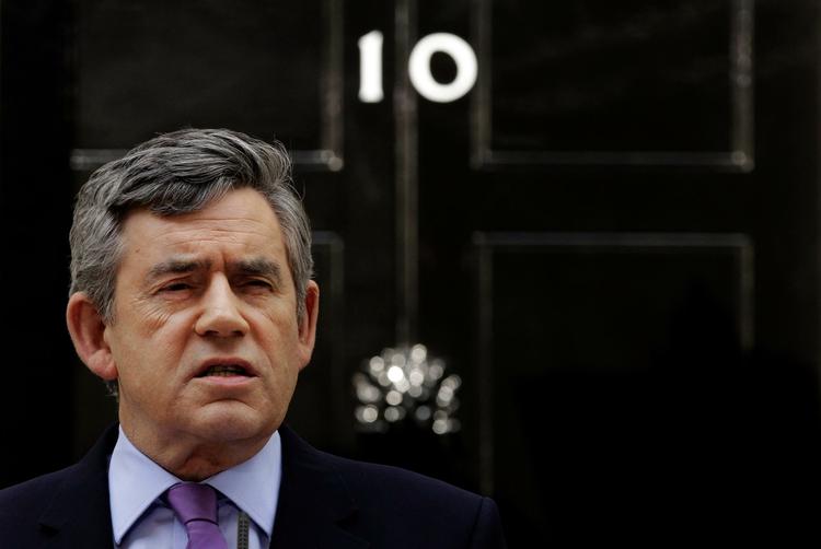 Andenviolin. Gordon Brown må finde sig i at vente på hvad Clegg og Cameron bliver enige om. 