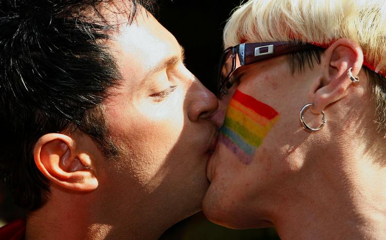 Kærlighed. To mænd kysser under en homo-parade i Tallinn i Estonien for fire år siden, som udviklede sig voldeligt, da deltagere blev angrebet af moddemonstranter. 15 personer blve såret. 