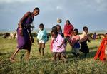 Lilleputrækken. En masse gammelt stof og et par snore gør det ud for en bold, når masaistammen i Oloturoio i Kenya spiller fodbold. 