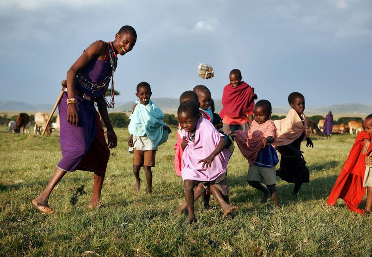 Lilleputrækken. En masse gammelt stof og et par snore gør det ud for en bold, når masaistammen i Oloturoio i Kenya spiller fodbold. 