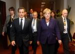 Toppolitikere. Frankrigs præsident, Nicolas Sarkozy, og Tysklands kansler, Angela Merkel, går side om side efter aftenens møde. 
