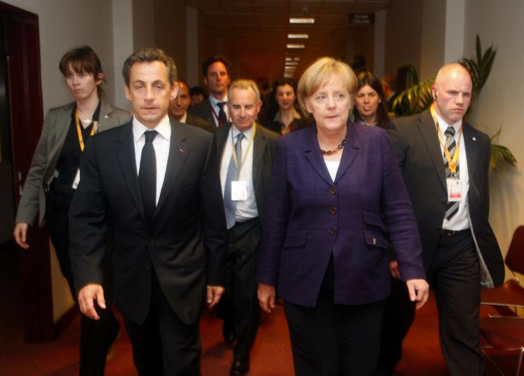 Toppolitikere. Frankrigs præsident, Nicolas Sarkozy, og Tysklands kansler, Angela Merkel, går side om side efter aftenens møde. 