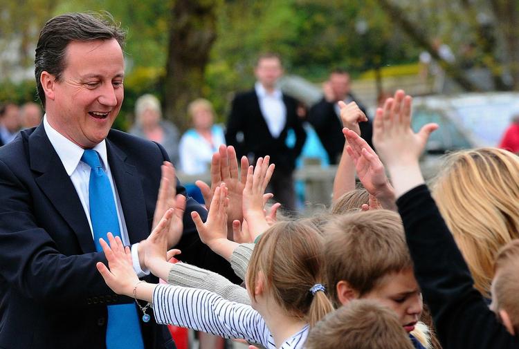 Målinger peger på, at David Cameron og de konservative er tæt på sejr. 