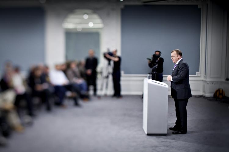 Udskældt. Løkke - der her ses på sit ugentlige pressemøde forleden - er under nye angreb i efterlønsdebatten. 