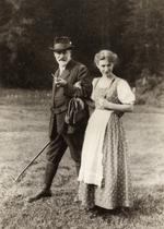 Farlig? Den franske forfatter Michel Onfray, der i sin bog hævder bl.a., at Freud misbrugte sine tre døtre psykisk – blandt andre Anna, som her promenerer med sin far i 1913. Arkivfoto: Max Halberstadt/Rue des Archives 