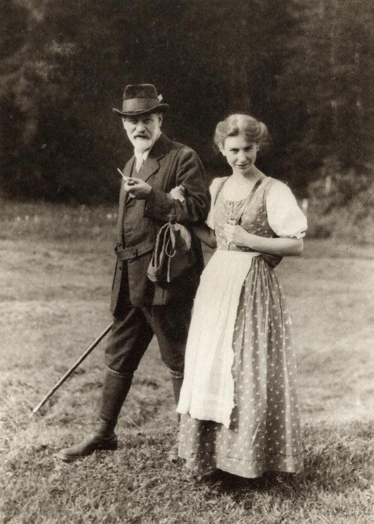 Farlig? Den franske forfatter Michel Onfray, der i sin bog hævder bl.a., at Freud misbrugte sine tre døtre psykisk – blandt andre Anna, som her promenerer med sin far i 1913. Arkivfoto: Max Halberstadt/Rue des Archives 