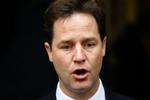 Tjener. »Du tjener os«, råber demonstranterne til Nick Clegg, mens han sidder i et møde med sine partifæller i London. 