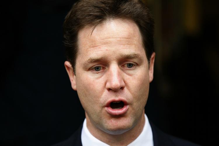 Tjener. »Du tjener os«, råber demonstranterne til Nick Clegg, mens han sidder i et møde med sine partifæller i London. 