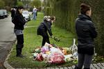 Venner kommer forbi for at lægge blomster ved bopælen i Greve, hvor en kvinde og hendes to døtre er blevet dræbt. Den 50-årige ægtemand og far sigtes for drabet. 