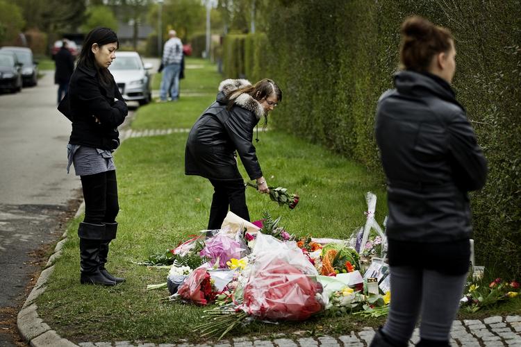 Venner kommer forbi for at lægge blomster ved bopælen i Greve, hvor en kvinde og hendes to døtre er blevet dræbt. Den 50-årige ægtemand og far sigtes for drabet. 