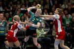 aggressivt. Viborgs Rikke Skov bryder gennem det rumænske forsvar til en scoring. 