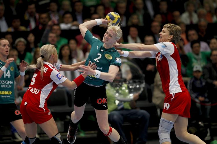 aggressivt. Viborgs Rikke Skov bryder gennem det rumænske forsvar til en scoring. 