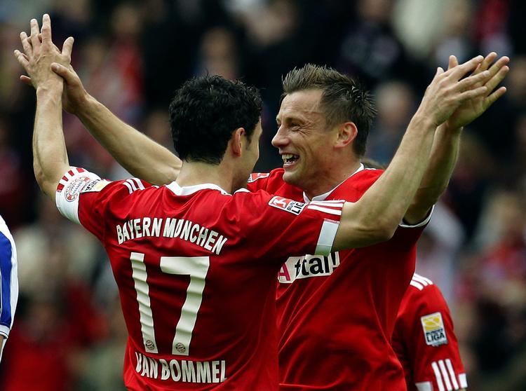 mesterskabsjubel. Bayerns Ivica Olic (th) og Mark van Bommel jubler over årets første trofæ. der er stadig mulighed for to flere til sydtyskerne. 