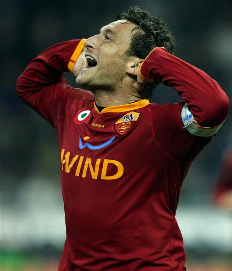 selvhævdende. Fransesco Totti har endnu en gang bevæget sig ud i kontroversielle udtalelser. Denne gang oven på den grumme ned-sparkning af Mario Balottelli. Arkivfoto. 