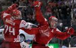Kasse. Frans Nielsen scorede to gange i sejren over Finland. Morten Madsen jubler med. 