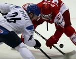 face-off. Danmarks Peter Regin (th) over for Finlands Jarrko Immonen. 