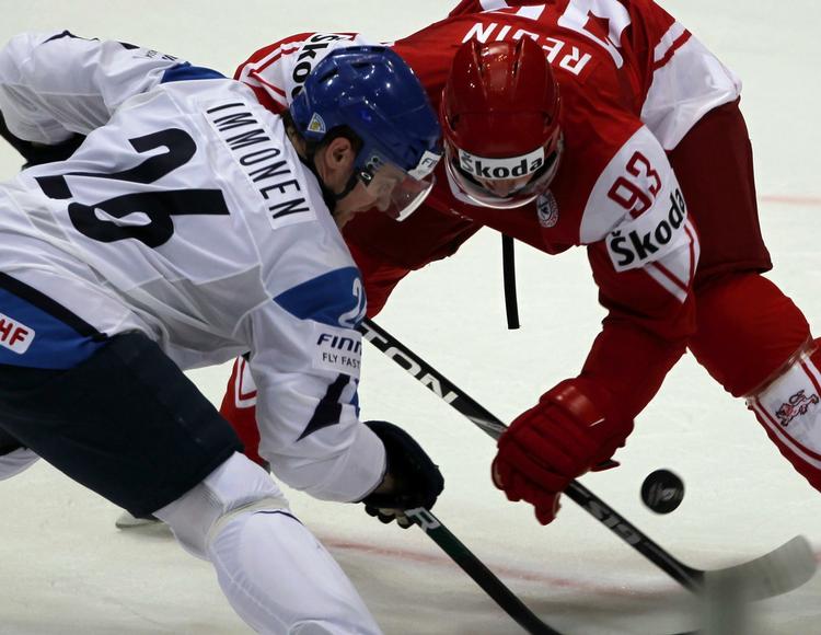 face-off. Danmarks Peter Regin (th) over for Finlands Jarrko Immonen. 