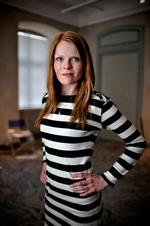 uforfærdet. Signe Egholm Olsen går ikke af vejen for at spille roller, hvor det ikke ligefrem er en kvindes skønhed, der skal fremhæves. Men her på billedet er der jo ikke noget galt med udseendet. Foto: Per Folkver 