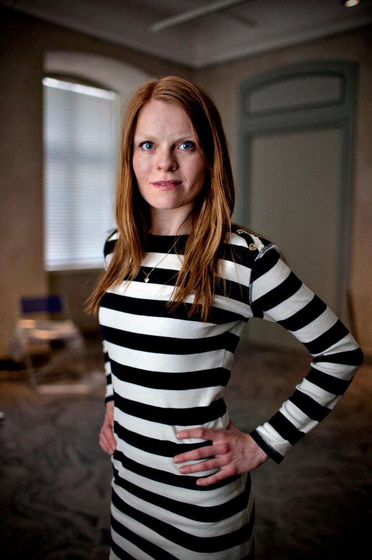 uforfærdet. Signe Egholm Olsen går ikke af vejen for at spille roller, hvor det ikke ligefrem er en kvindes skønhed, der skal fremhæves. Men her på billedet er der jo ikke noget galt med udseendet. Foto: Per Folkver 