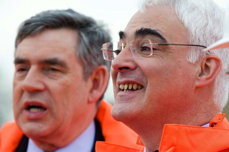 Modstander. »Jeg vil gøre det meget klart, at hvis der er et forslag om at oprette en stabilitetsfond, så må det være et anliggende for eurolande«, siger den fungerende britiske finansminister, Alistair Darling (th.) (Arkivfoto) 