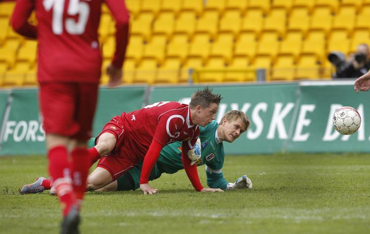 redningsmand. AGF-målmanden Stefan Rasmussen havde flere vigtige indgreb mod FCN i Farum. 