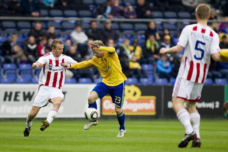 agressivt. Brøndby virkede fuld af energi fra start og pressede AaB i bund over store dele af kampen. 