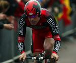Førertrøje. Cadel Evans blev nummer tre på lørdagens prolog og har nu overtaget den rosa førertrøje i det italienske etapeløb. 