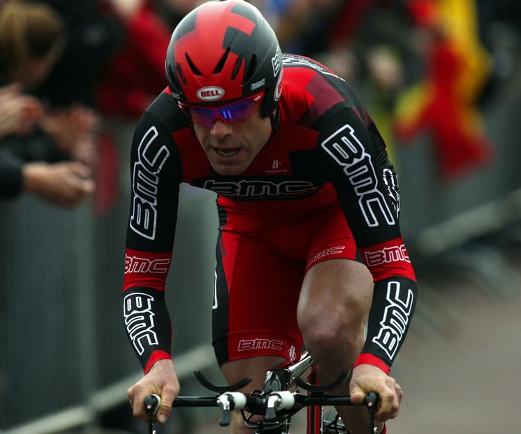 Førertrøje. Cadel Evans blev nummer tre på lørdagens prolog og har nu overtaget den rosa førertrøje i det italienske etapeløb. 