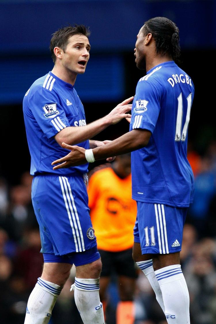 Chefen. Frank Lampard (til venstre) måtte forklare Didier Drogba noget om hierarki, da Chelsea eftertrykkeligt sikrede sig titlen. 
