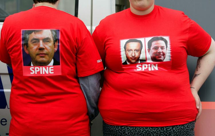 Trøjekamp. En støtte-T-shirt for Labour fotograferet under valgkampen, som regeringspartiet tabte. 'Spine' betyder rygrad. 'Spin' betyder spin. 