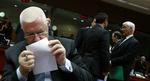 Nærlæsning. Portugal er et af de lande, som skeptikere frygter kan lide samme økonomiske skæbne som Grækenland. Her ses landets finansminister, Fernando Teixeira Dos Santos, under en pause i de lange forhandlinger. 