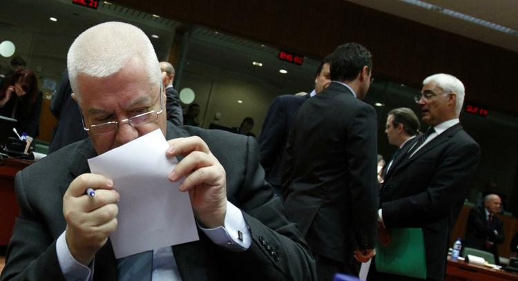 Nærlæsning. Portugal er et af de lande, som skeptikere frygter kan lide samme økonomiske skæbne som Grækenland. Her ses landets finansminister, Fernando Teixeira Dos Santos, under en pause i de lange forhandlinger. 
