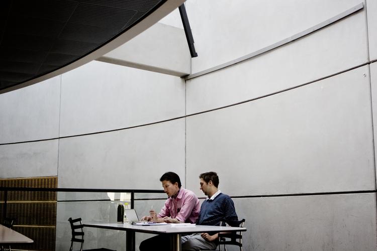 Fremtidssikring. En undersøgelse, viser, at kandidater, som har gennemført deres uddannelse på normeret tid, med tiden får mere i lønningsposen end studerende med mange job og lang studietid. 