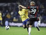 VM-klar. Winston Reid (th) har godt fat i Brøndbys Ousman Jallow under en superligakamp. Arkivfoto. 
