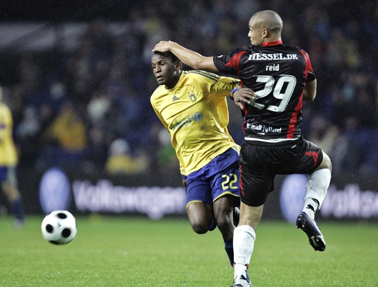 VM-klar. Winston Reid (th) har godt fat i Brøndbys Ousman Jallow under en superligakamp. Arkivfoto. 
