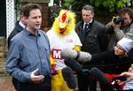 Forhandlinger. Clegg og Camerons forhandlerhold mødes i dag i nye forhandlinger om et muligt regeringssamarbejde. 