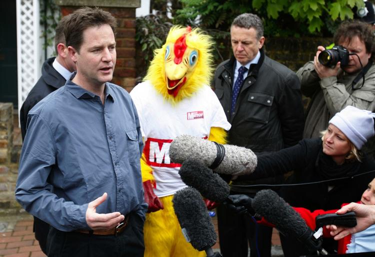 Forhandlinger. Clegg og Camerons forhandlerhold mødes i dag i nye forhandlinger om et muligt regeringssamarbejde. 