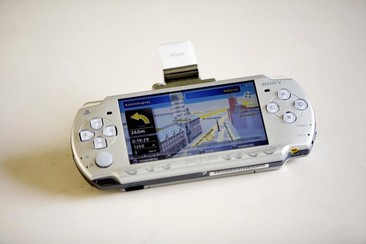 Sonys PSP Slim &amp; Lite har klart den bedste grafiske egenskaber af alle mobile konsoller. Den kan også udvides med Kamera eller GPS som her. 