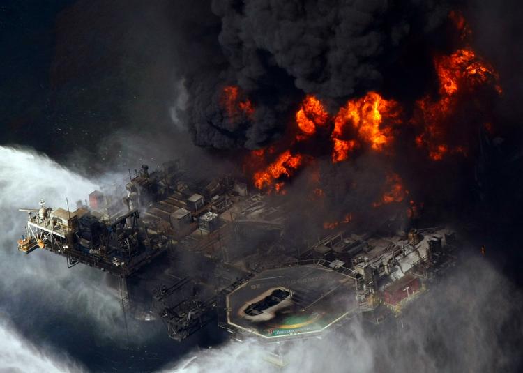 MILJØKATASTROFE. Sådan så det ud, da boreplatformen Deepwater Horizon i Den Mexicanske Golf eksploderede den 20. april. Den sikkerhedsteknik, der er lovpligtig i Norden - og ikke i USA - kunne muligvis have forhindret ulykken. 