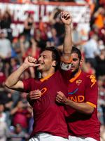 Ude. Totti kan spille ufortrødent videre i Serie A. 