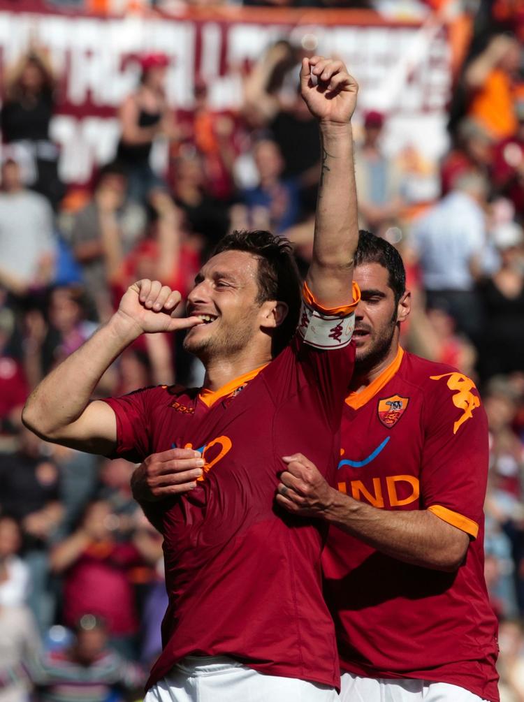 Ude. Totti kan spille ufortrødent videre i Serie A. 