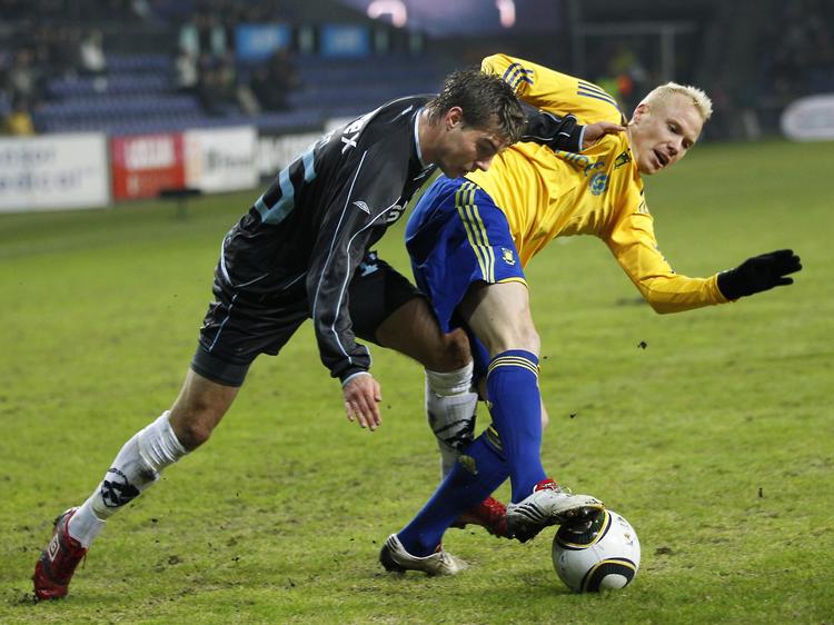 DUEL. Der er nedrykning, medaljer og måske endda europæisk kvalifikation på spil, når Randers FC og Brøndby repræsenteret af Ricki Olsen og Alexander Farnerud mødes på søndag. Arkivfoto. 
