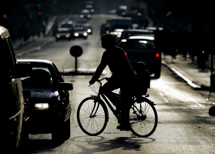 CYKLISTULYKKER. Sideveje i kryds uden lysregulering er en af de helt store farer, men det ved cykelister ikke. 