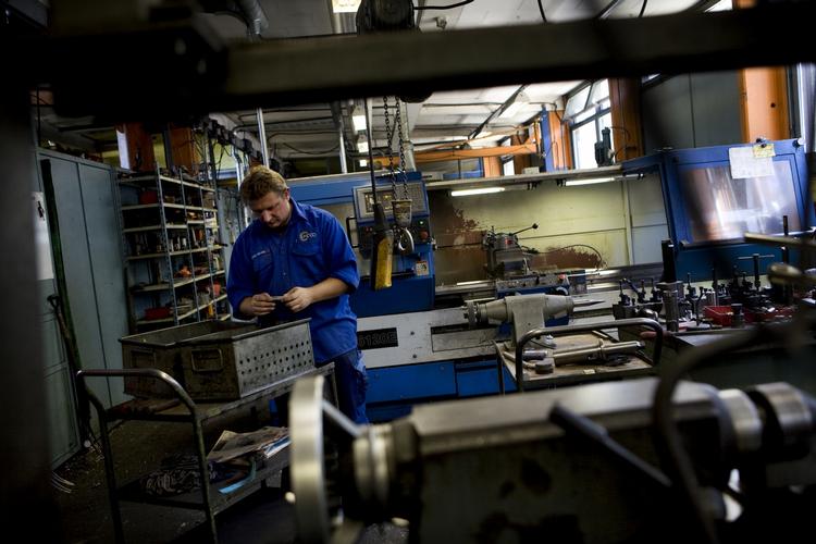 ARBEJDSTID. S og SF vil have, at danskernes arbejdsdag skal gøres længere for at skaffe penge til velfærdsstaten. Arkivfoto fra maskinfabrik. 