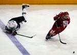 Vilje. Den danske spiller Morten Madsen har vundet en duel med amerikaneren Kyle Okposo i kampen mellem Danmark og USA ved VM i ishockey i Tyskland. 