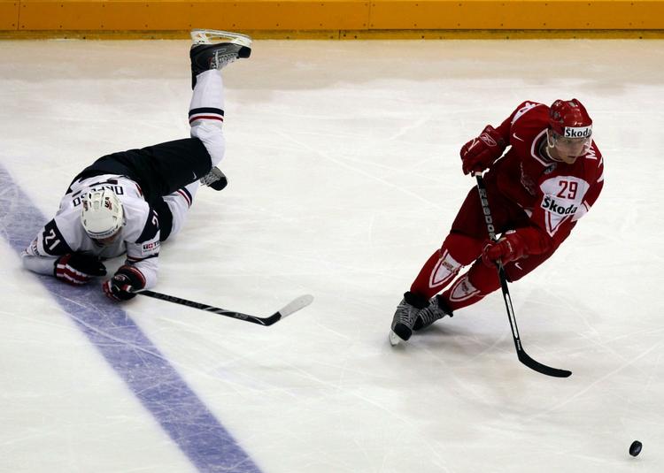 Vilje. Den danske spiller Morten Madsen har vundet en duel med amerikaneren Kyle Okposo i kampen mellem Danmark og USA ved VM i ishockey i Tyskland. 