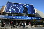 Cannes. Et kæmpe Cannes-banner blev i går monteret på festivalpalæet i den sydfranske by. Filmfestivalen i Cannes begynder onsdag 12. maj. 