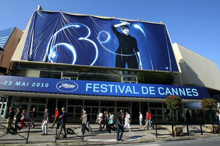 Cannes. Et kæmpe Cannes-banner blev i går monteret på festivalpalæet i den sydfranske by. Filmfestivalen i Cannes begynder onsdag 12. maj. 